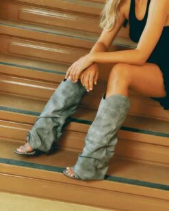 RAVINE GREY DISTRESSED -Steve Madden Shop SM AUGUST DTC 2025 15 RAVINE 048